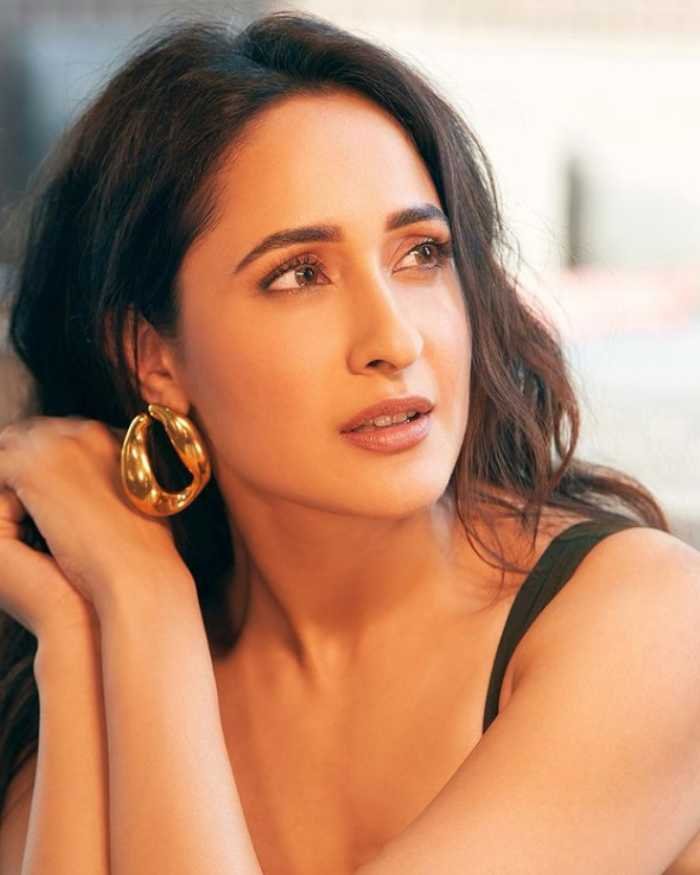 pragya jaiswal 3